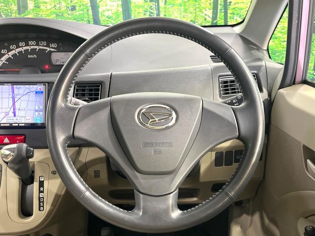 インテリアに合わせたデザインのステアリングは、運転される方のことも考え、運転しやすい形状、大きさです。是非一度、実際に触ってお確かめください。