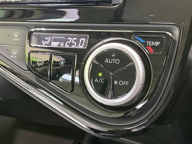 【オートエアコン】一度お好みの温度に設定すれば、車内の温度を検知し風量や温度を自動で調整。暑い&hellip;寒い&hellip;と何度もスイッチ操作をする必要はありません。快適な車内空間には必須の機能ですね♪
