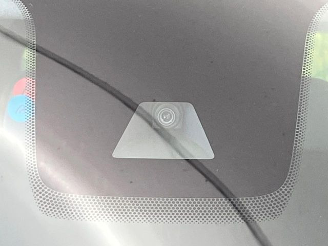 【インテリジェントエマージェンシーブレーキ】フロントカメラで前方の車両や歩行者を検知。衝突しそうな時は衝突被害軽減ブレーキが作動、衝突回避をサポート。より安全にドライブをお楽しみいただけます。