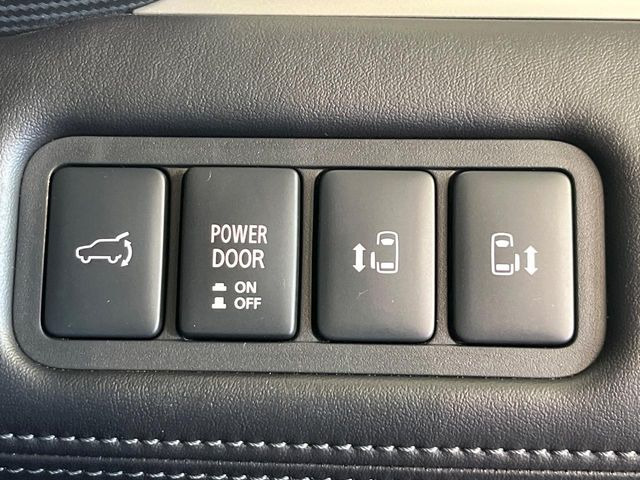 【両側パワースライドドア】スマートキーや運転席のスイッチで後席両側スライドドアの開閉が可能♪電動だから力を入れてドアを開ける必要が無く、小さなお子様でも簡単に開け閉めでき快適です♪
