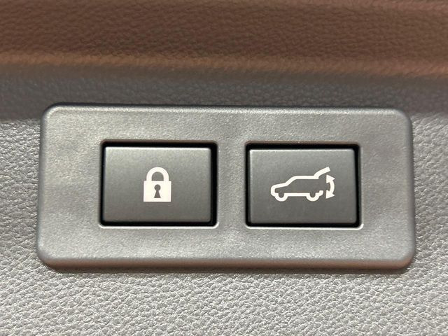 【パワーバックドア】スマートキーや運転席のボタンを押すだけでリアゲートが自動で開閉します!荷物を持っている時や、高い位置にあるバックドアを閉める際に便利な機能です♪