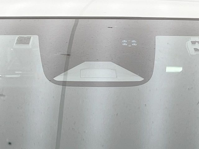 【ホンダセンシング】走行中に前方の車両等を認識し、衝突しそうな時は警報とブレーキで衝突回避と被害軽減をアシスト。より安全にドライブをお楽しみいただけます。
