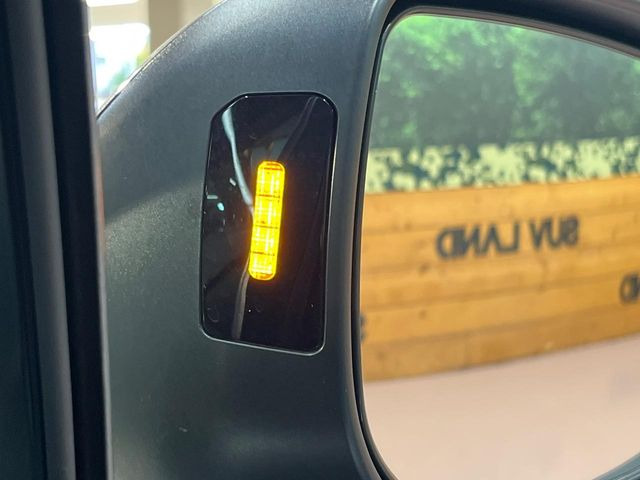 【リヤビークルディティクション】走行中、ドアミラーの死角になりやすい箇所に後続車が接近するとサイドミラー付近に警告を表示、ドライバーに注意喚起と、万一の際はハンドル操作をアシストをします。