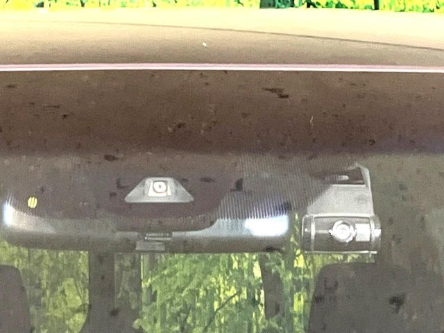 【ホンダセンシング】走行中に前方の車両等を認識し、衝突しそうな時は警報とブレーキで衝突回避と被害軽減をアシスト。より安全にドライブをお楽しみいただけます。