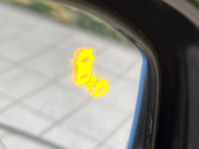 【ブラインドスポットインフォメーション】走行中、ドアミラーの死角になりやすい箇所に後続車が接近するとサイドミラー付近に警告を表示、ドライバーに注意喚起をしてくれます。