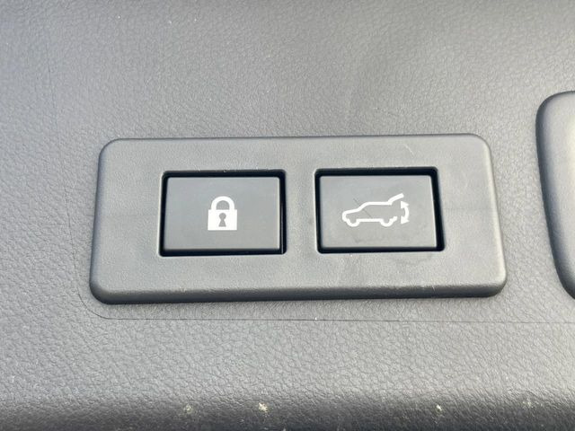 【パワーバックドア】スマートキーや運転席のボタンを押すだけでリアゲートが自動で開閉します!荷物を持っている時や、高い位置にあるバックドアを閉める際に便利な機能です♪