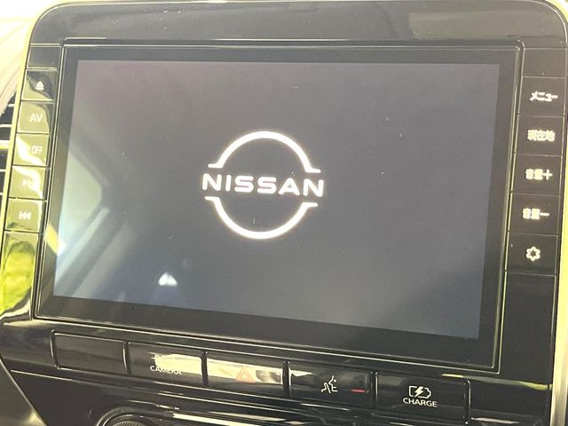 【純正10型ナビ】人気の純正ナビを装備。オーディオ機能も充実しており、Bluetooth接続すればお持ちのスマホやMP3プレイヤーの音楽を再生可能!毎日の運転がさらに楽しくなります!!