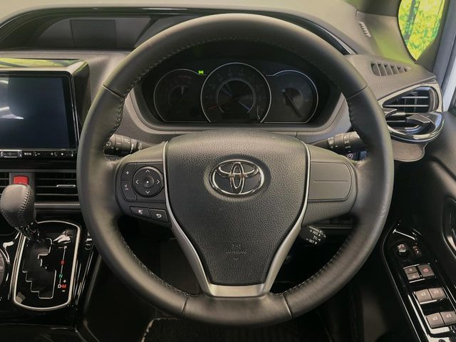 【純正革巻きステアリング】上質な革を使用することで、手にしっかり馴染みとても運転しやすいハンドルです♪