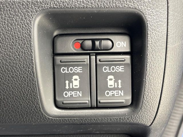 【両側パワースライドドア】スマートキーや運転席のスイッチで後席両側スライドドアの開閉が可能♪電動だから力を入れてドアを開ける必要が無く、小さなお子様でも簡単に開け閉めでき快適です♪