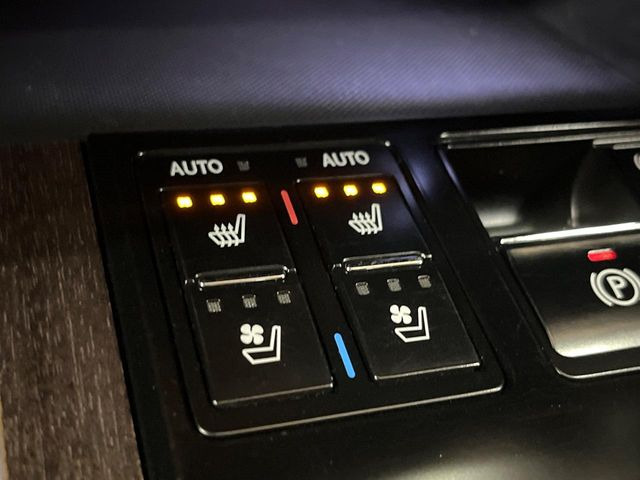 【シートヒーター&ベンチレーション】夏場は涼しい風でお尻や背中の熱やムレを防ぎ、冬はエアコンよりも早く温まってポカポカに!季節を問わず快適に過ごせます。