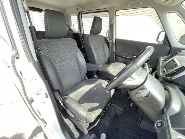 運転席シート廻りは使用感も少なく、良好な状態となっています。丁寧に使われていたことがよくわかりますね。