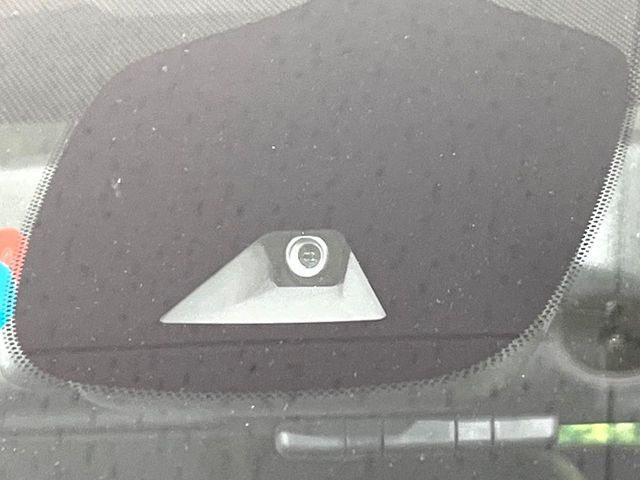 【インテリジェントエマージェンシーブレーキ】フロントカメラで前方の車両や歩行者を検知。衝突しそうな時は衝突被害軽減ブレーキが作動、衝突回避をサポート。より安全にドライブをお楽しみいただけます。