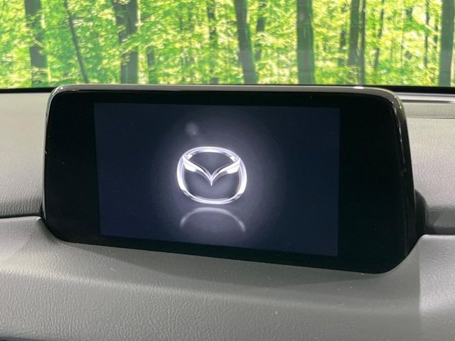 【マツダコネクト】車内の雰囲気にマッチした大型のディスプレイ。スマホ接続でのナビ使用やBluetooth再生等、様々な機能が楽しめます。直感的なダイヤル操作が可能で、使い勝手も良好です。