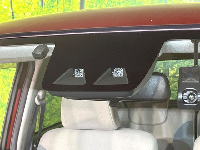 【スマートアシスト】走行中に前方の車両等を認識し、衝突しそうな時は警報とブレーキで衝突回避と被害軽減をアシスト。より安全にドライブをお楽しみいただけます。