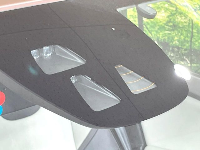 ●プリクラッシュセーフティシステム:進路上の先行車や障害物などをミリ波レーダーで検出し、衝突する可能性が高いと判断した場合に警報やブレーキの制御により衝突回避を支援します。