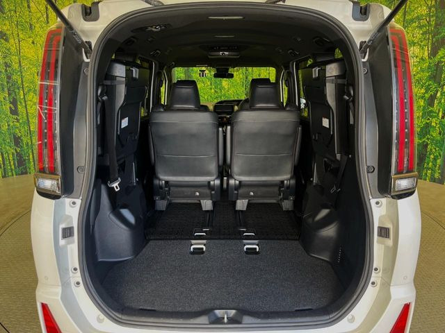 後席を格納すると、これだけの広さが!シーンに合わせたシートアレンジで、大きな荷物も積むことが出来ます♪