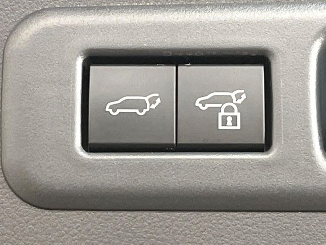 【パワーバックドア】スマートキーや運転席のボタンを押すだけでリアゲートが自動で開閉します!荷物を持っている時や、高い位置にあるバックドアを閉める際に便利な機能です♪
