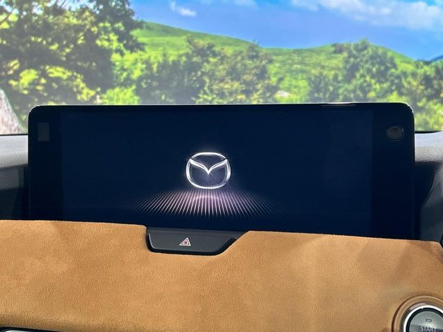 【12.3インチマツダコネクト】車内の雰囲気にマッチした大型ディスプレイ。スマホ接続でのナビ使用やBluetooth再生等、様々な機能が楽しめます。直感的なダイヤル操作が可能で、使い勝手も良好です。