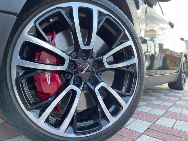 ●純正19インチアルミホイール:輸入車ならではの卓越した走りを支えるホイールと足回りです!日本車の走りに慣れている方にもぜひ体感して頂きたいほど、高いレベルでまとまっています!