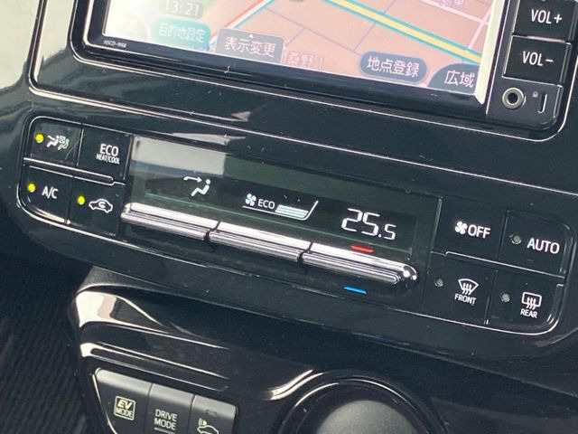 【オートエアコン】一度お好みの温度に設定すれば、車内の温度を検知し風量や温度を自動で調整。暑い&hellip;寒い&hellip;と何度もスイッチ操作をする必要はありません。快適な車内空間には必須の機能ですね♪