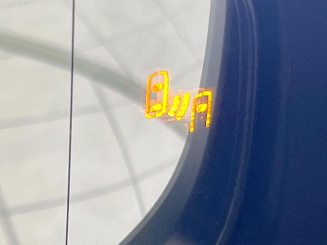 【ブラインドスポットモニター】走行中、ドアミラーの死角になりやすい箇所に後続車が接近するとサイドミラーのレンズに警告を表示!ドライバーに注意喚起をしてくれます。