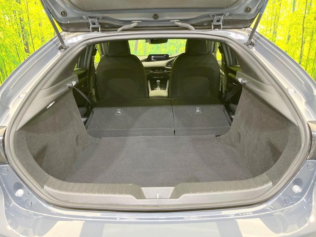 積み下ろしのしやすいデッキにはたっぷりと荷物を積み込んでいただけます。遊びから仕事まで、様々なシーンで頼れます♪
