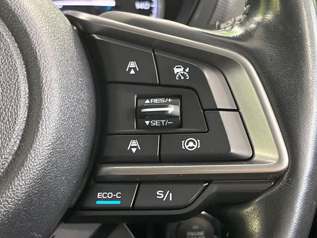 【全車速追従機能付クルーズコントロール】高速道路での長距離走行が楽に!!自動で速度を保つクルーズコントロールが、衝突軽減システムと連携し、前方の車両を感知して車間を保つように速度調節してくれます!!