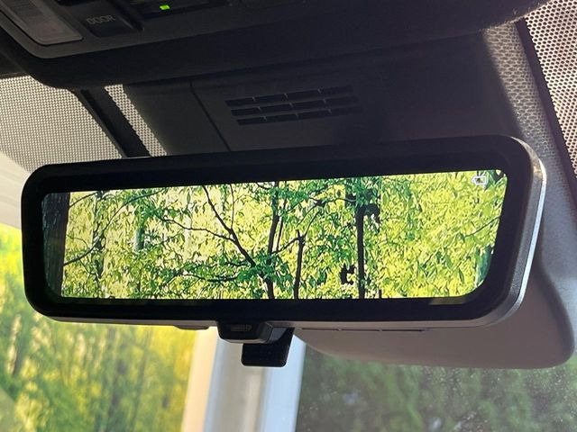 【デジタルインナーミラー】後席の大きな荷物や同乗者で後方が確認しづらい時でも安心!カメラが撮影した車両後方の映像をルームミラー内に表示。クリアな視界で状況の確認が可能です!