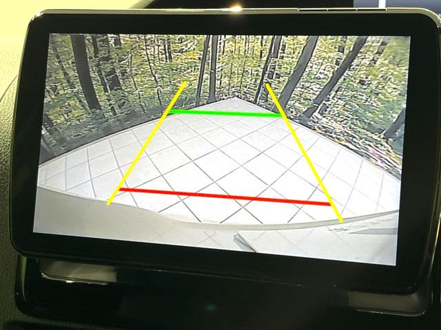 【バックカメラ】駐車時に後方がリアルタイム映像で確認できます。大型商業施設や立体駐車場での駐車時や、夜間のバック時に大活躍!運転スキルに関わらず、今や必須となった装備のひとつです!