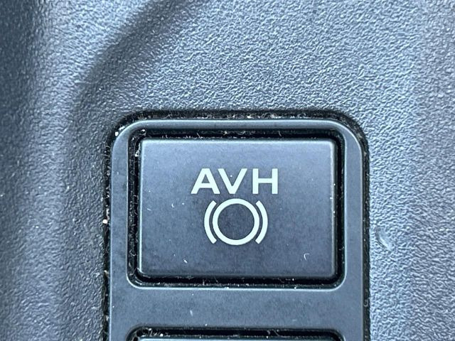 【オートブレーキホールド】信号待ちや渋滞で停車時にブレーキから足を離しても、停止状態を保持してくれます。前進するときはアクセルを踏めば自動で解除されるので安心♪街乗り運転が楽になります♪