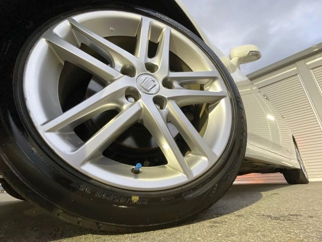 �y����18�C���`�A���~�z�C�[���z�O�ςɃ}�b�`���������A���~�z�C�[���𑕒����Ă���܂��B�e��ЊO�A���~�z�C�[����A�X�^�b�h���X�^�C�����戵�����Ă���܂��B���񂲑��k����������