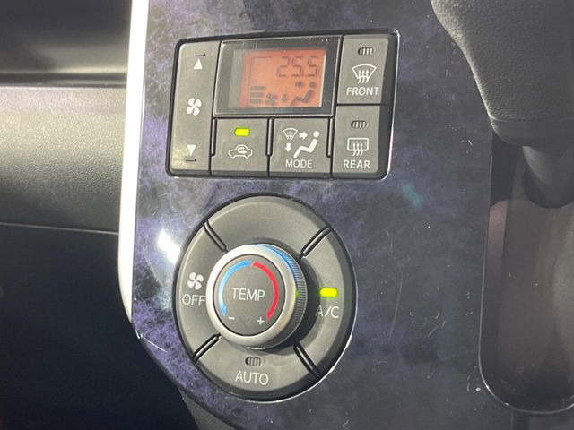 【オートエアコン】一度お好みの温度に設定すれば、車内の温度を検知し風量や温度を自動で調整。暑い&hellip;寒い&hellip;と何度もスイッチ操作をする必要はありません。快適な車内空間には必須の機能ですね♪