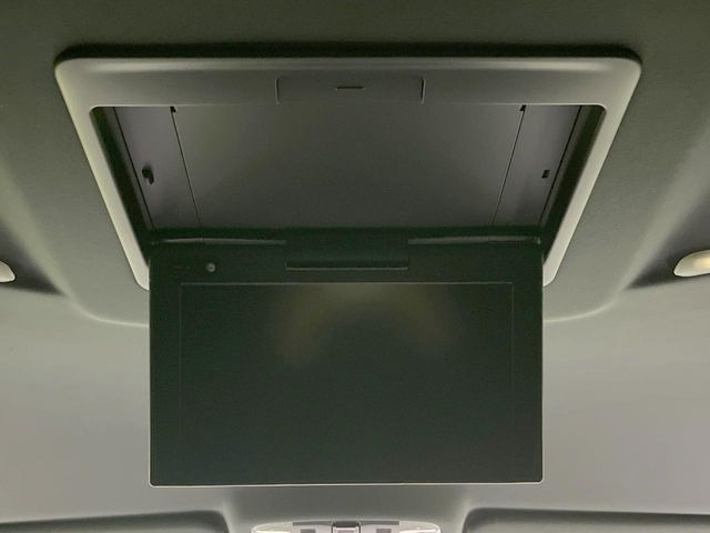 【後席モニター】家族や友人とお出かけする機会が多い方に大人気の後席モニターを装備!見やすい位置に画面がありテレビやDVDの視聴も快適!友達もお子様も、後席にしか乗らなくなるかも??