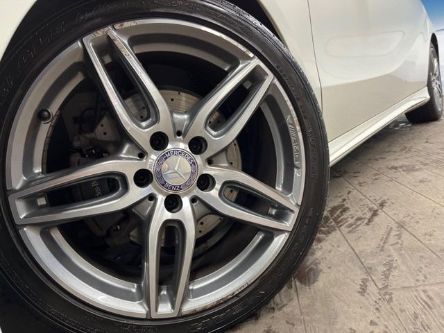 ●純正18インチアルミホイール:輸入車ならではの卓越した走りを支えるホイールと足回りです!日本車の走りに慣れている方にもぜひ体感して頂きたいほど、高いレベルでまとまっています!