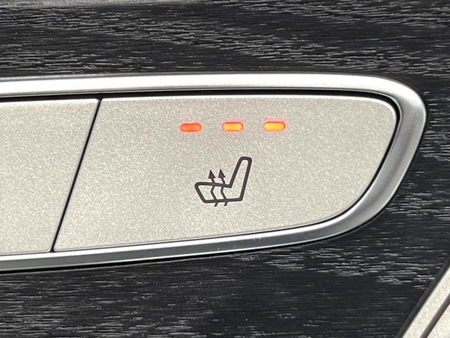 ●フロントシートヒーティング:運転席・助手席共に三段階で調節が可能なシートヒーターを装備しております。季節を問わず快適にご使用いただけます。