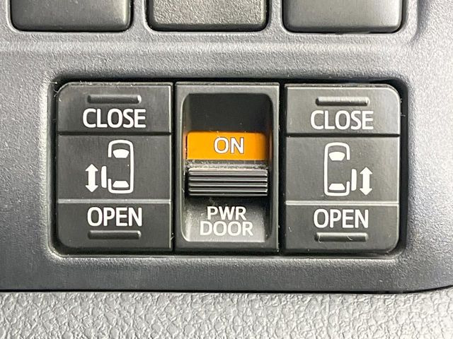【両側パワースライドドア】スマートキーや運転席のスイッチで後席両側スライドドアの開閉が可能♪電動だから力を入れてドアを開ける必要が無く、小さなお子様でも簡単に開け閉めでき快適です♪