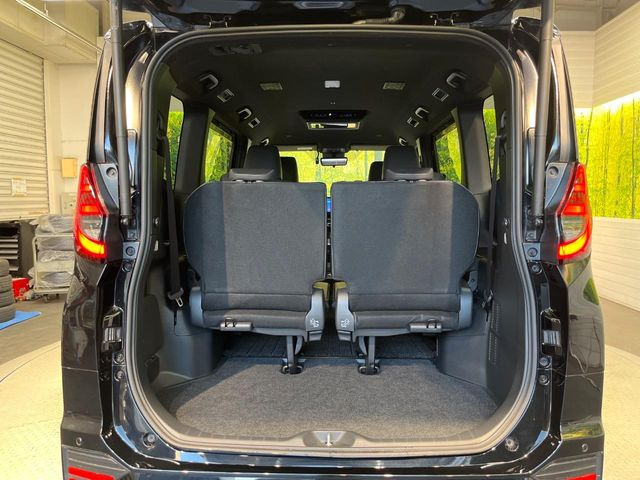 普段のお買い物や通勤、送迎等に十分な荷室スペースを確保しております。セカンドシートを倒すと、大きな荷物の積載も可能です♪