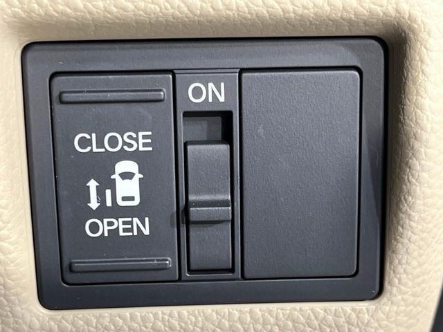 【パワースライドドア】スマートキーや運転席のスイッチでスライドドアの開閉が可能♪電動だから力を入れてドアを開ける必要が無く、小さいお子様でも、重い荷物を持っている時もラクに開け閉めできます♪
