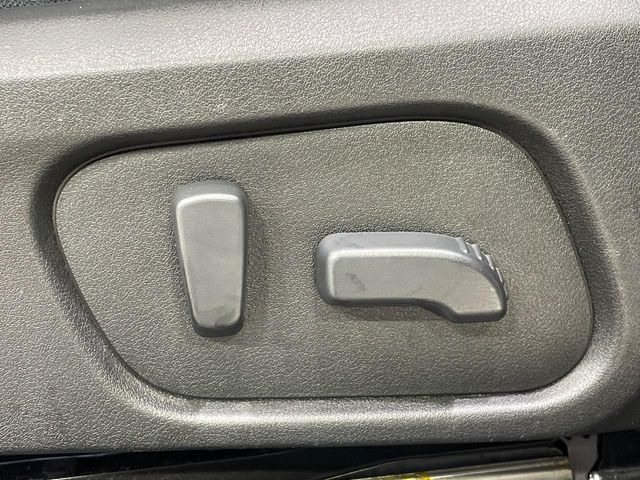 【パワーシート】スイッチ一つで簡単にシートの微調整が可能!電動だから力もいりません!快適なシートポジションにセットして、快適なドライブをお楽しみください。