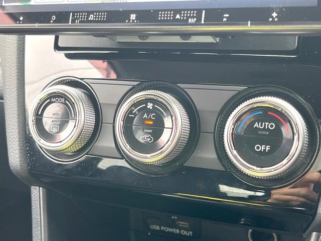 【オートエアコン】一度お好みの温度に設定すれば、車内の温度を検知し風量や温度を自動で調整。暑い&hellip;寒い&hellip;と何度もスイッチ操作をする必要はありません。快適な車内空間には必須の機能ですね♪