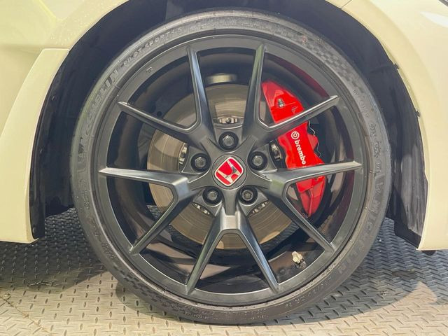 【ブレンボ製キャリパー】ハイパワー車両には強力なブレーキが必須!世界のスーパーカーにも採用されるイタリアの高級メーカー「ブレンボ」を装着!色鮮やかなキャリパーがスポーティな印象を引き立てます♪