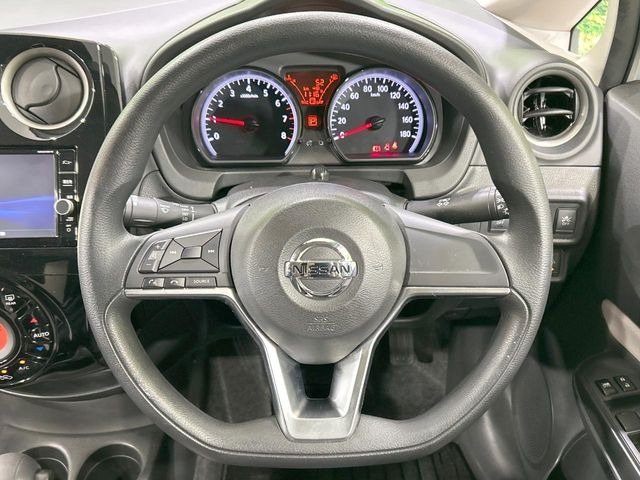 インテリアに合わせたデザインのステアリングは、運転される方のことも考え、運転しやすい形状、大きさです。是非一度、実際に触ってお確かめください。