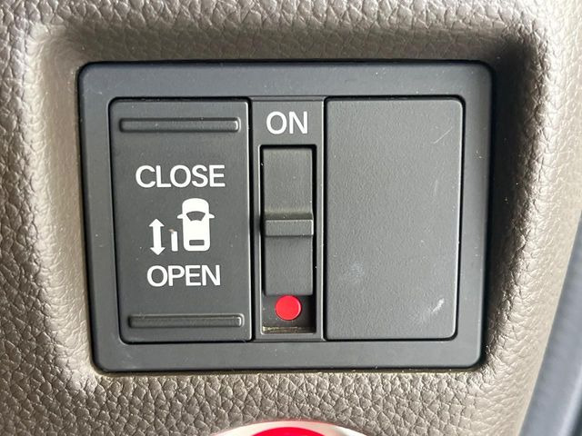 【パワースライドドア】スマートキーや運転席のスイッチでスライドドアの開閉が可能♪電動だから力を入れてドアを開ける必要が無く、小さいお子様でも、重い荷物を持っている時もラクに開け閉めできます♪
