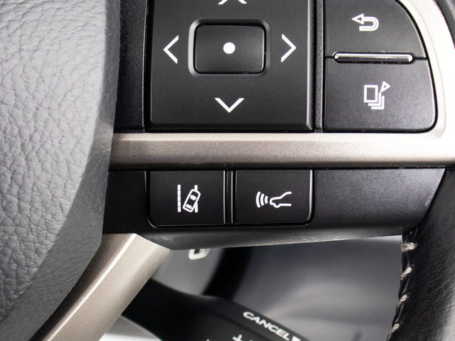★使いやすさや安全性を追求したステアリング周り!高級車ゆえにスイッチ類が多いのも特徴ですね!考え尽くされた配置ですぐに使いこなす事が出来ますのでご安心下さい!是非、体感してみて下さい!!