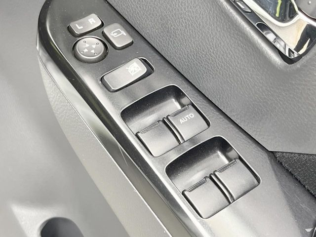 【電動格納ミラー】サイドミラーは電動格納式となっており、狭い駐車場でもキズがつくリスクを抑えられます。