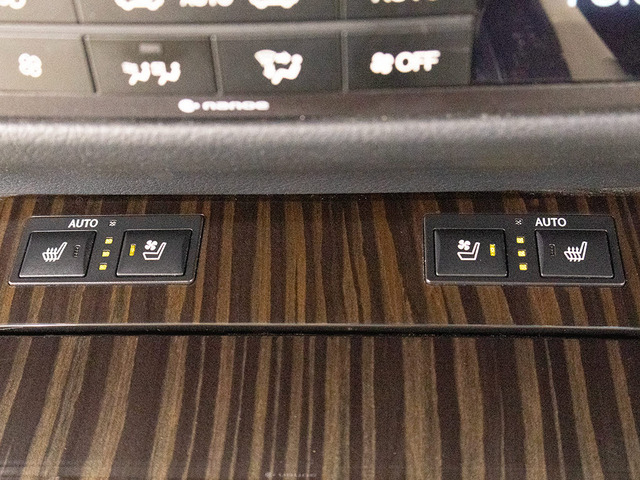 ★快適エアシート&シートヒーターを装備しています!高級車ならではの装備です!シートが暖まる機能!シートから冷風が出る機能!どちらも付いています!!寒い冬も、暑い夏も快適にご乗車頂けますよ!!