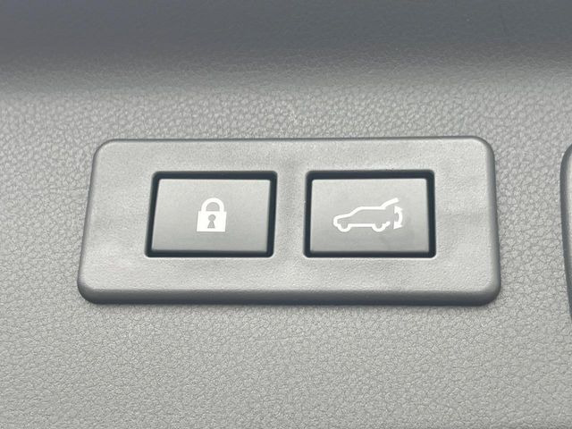【パワーバックドア】スマートキーや運転席のボタンを押すだけでリアゲートが自動で開閉します!荷物を持っている時や、高い位置にあるバックドアを閉める際に便利な機能です♪