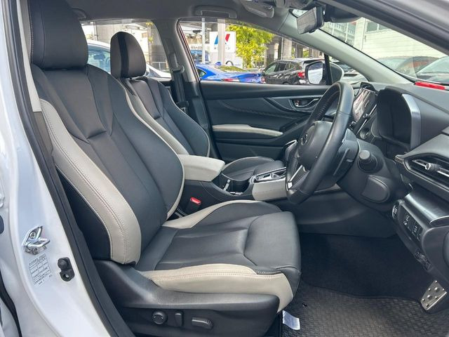 【本革シート】上質な本革を使用し、高級感あふれる本革シート。常に体に触れる部分だから、座り心地の良さにはこだわりたいですね♪汚れの付着や劣化を抑制する内装コーティング施工もおススメですよ♪