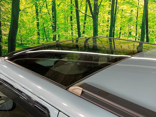 【ガラスルーフ】ガラスルーフ搭載で車内の解放感が一気にアップ!開放的なドライブをお楽しみいただけます。