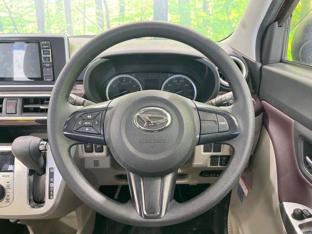 インテリアに合わせたデザインのステアリングは、運転される方のことも考え、運転しやすい形状、大きさです。是非一度、実際に触ってお確かめください。